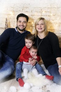 Familie im Studio zur Weihnachtsaktion fotografiert