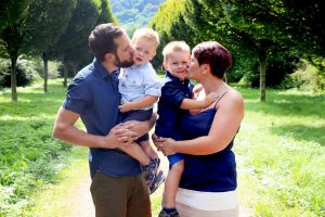 Familienshooting vor Baumallee mit zwei Kindern