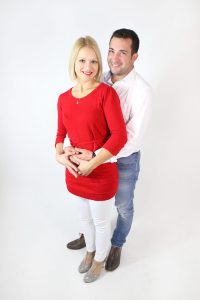 Lachendes Ehepaar in Fotostudio