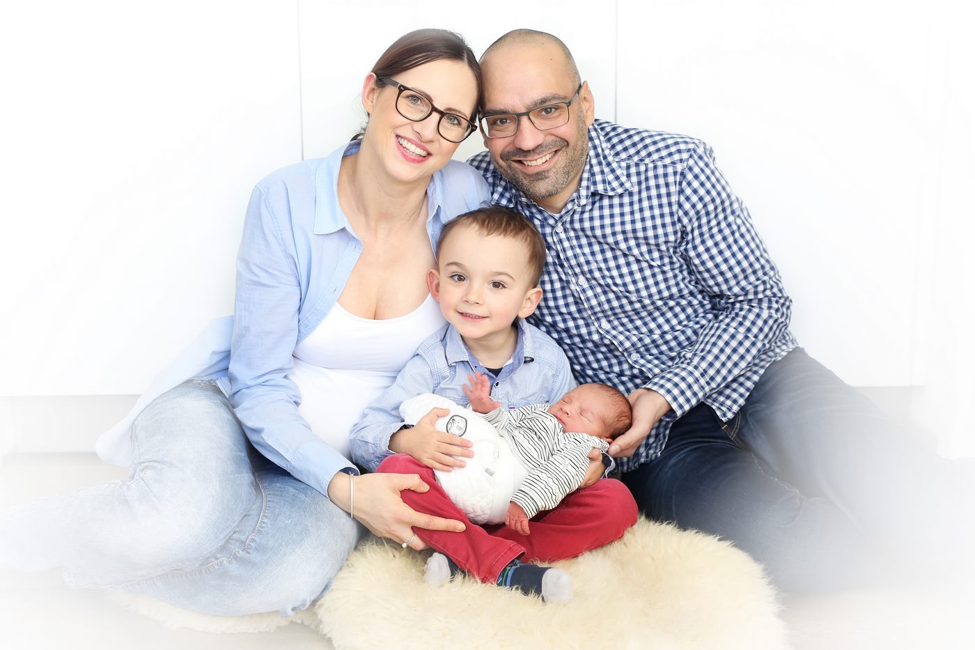 Familienfoto von einem Familienshooting in Farbe mit Baby