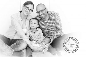 Familienfoto schwarz-weiß mit Baby und Namenslogo