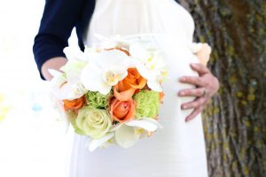 Schwangere Braut mit Brautstrauß