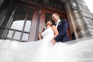 Brautpaar vor Kirchentor