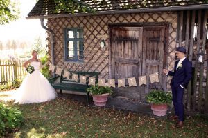 Just married Jute Fahne vor Jagdhütte