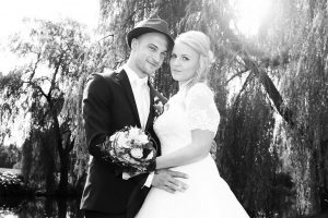 Brautpaar in schwar´z-weiß vor einer großen Linde fotografiert