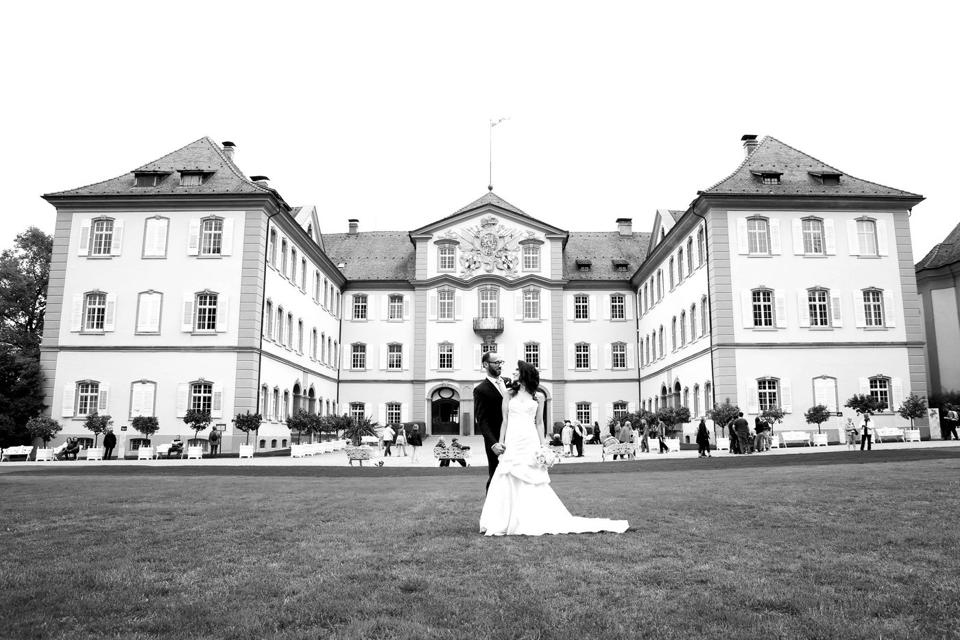Brautpaar vor dem Schloss beim Fotoshooting auf der Insel Mainau am Bodensee