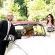 VW Käfer mit Brautpaar beim Fotoshooting auf der Insel Mainau am Bodensee