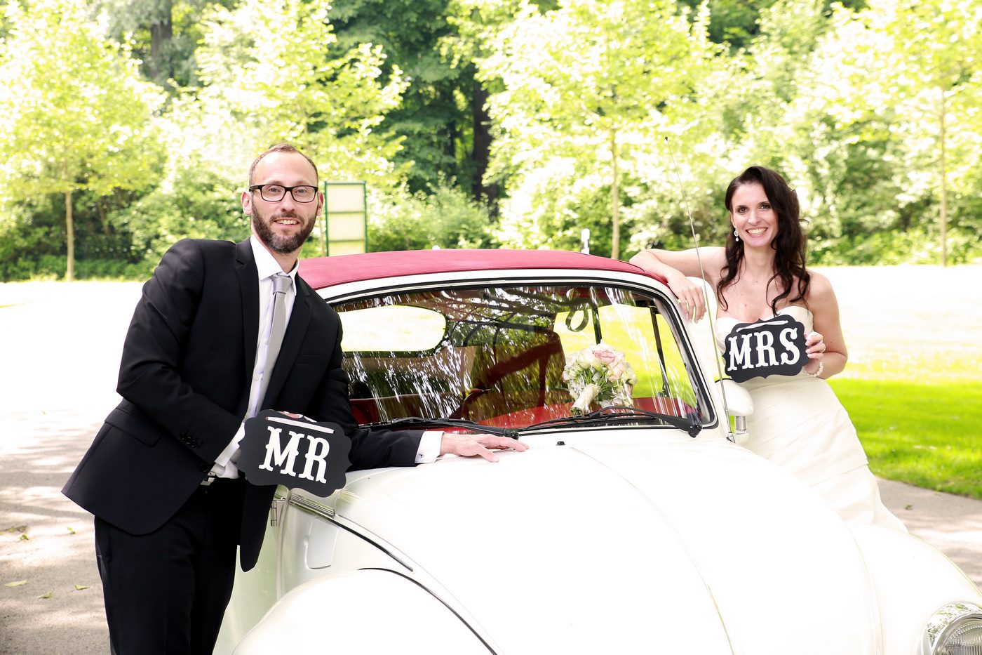 VW Käfer mit Brautpaar beim Fotoshooting auf der Insel Mainau am Bodensee