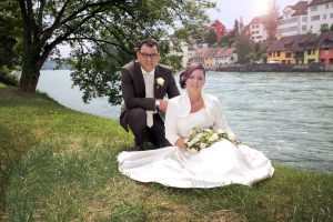 Brautpaar im Gras Hochzeitsshooting in Diessenhofen am Rhein Schweiz
