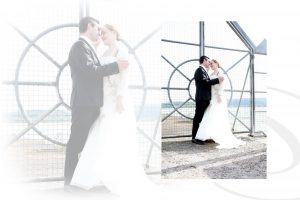 Brautpaar sieht sich an und lacht dabei vor einem Tor