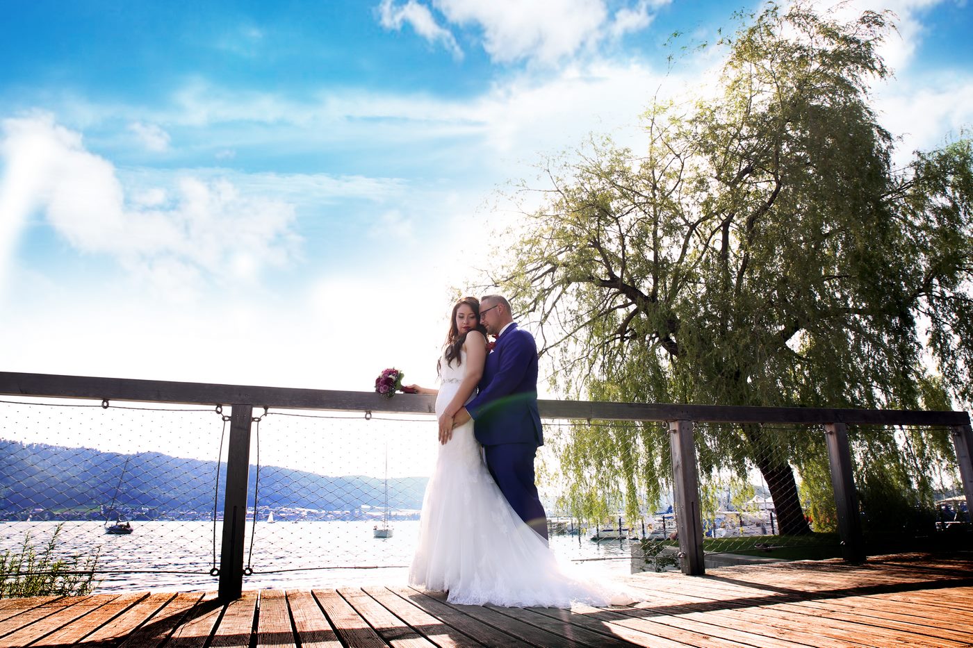 Brautpaar umschlungen am Bodensee