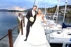 Brautpaar auf Bootssteg am Bodensee fotografiert