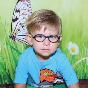 Junge mit Brille beim Kindergartenshooting