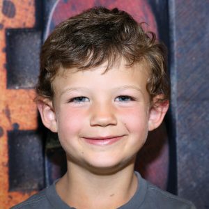 Junge lachend beim Kindergarten Fotoshooting