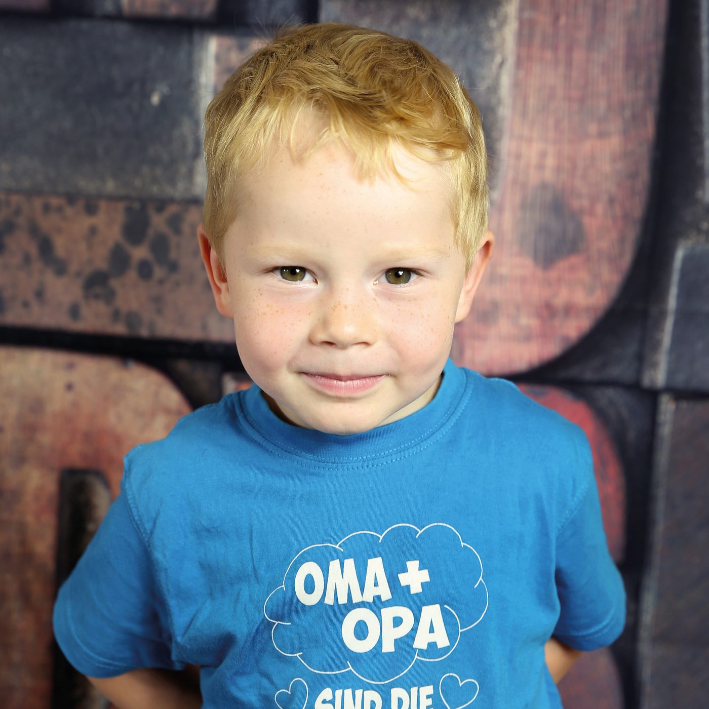Junge mit Sommersprossen fotografiert im Kindergarten