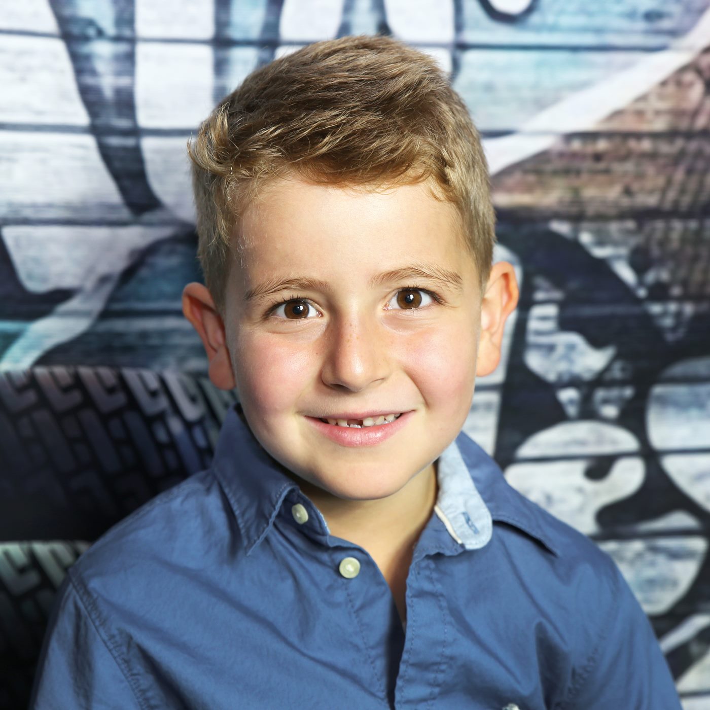 Junge mit Zahnlücke fotografiert im Kindergarten