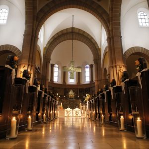 Kirchendekoration mit Kerzen und Blumen