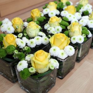 Kleine Blumengestecke in Gelb Grün Weiß