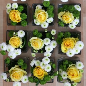 Kleine Blumengestecke in Gelb Grün Weiß