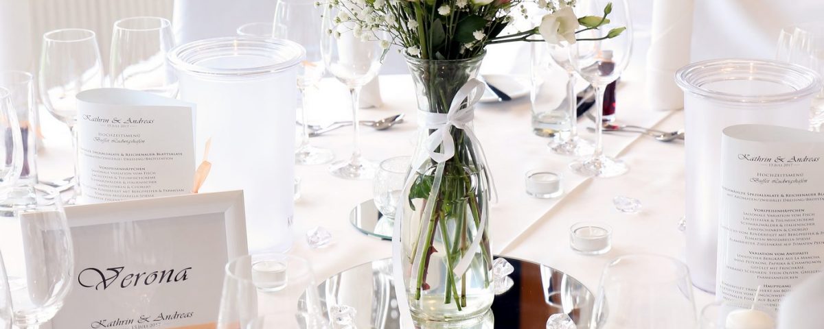 Hochzeitsdekoration mit Tischnummern und Kristallen