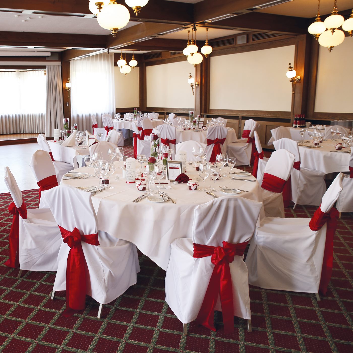 Hochzeitsdekoration in Rot mit rotem Teppich