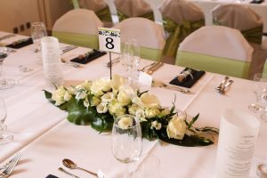Blumengesteck auf Hochzeitstisch mit Tischnummer 8 in der Mitte