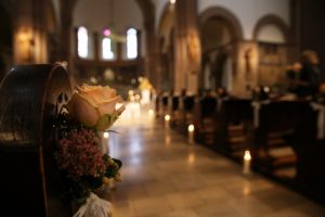 Kirche von innen mit Kerzen beleuchtet und mit Blumen geschmückt