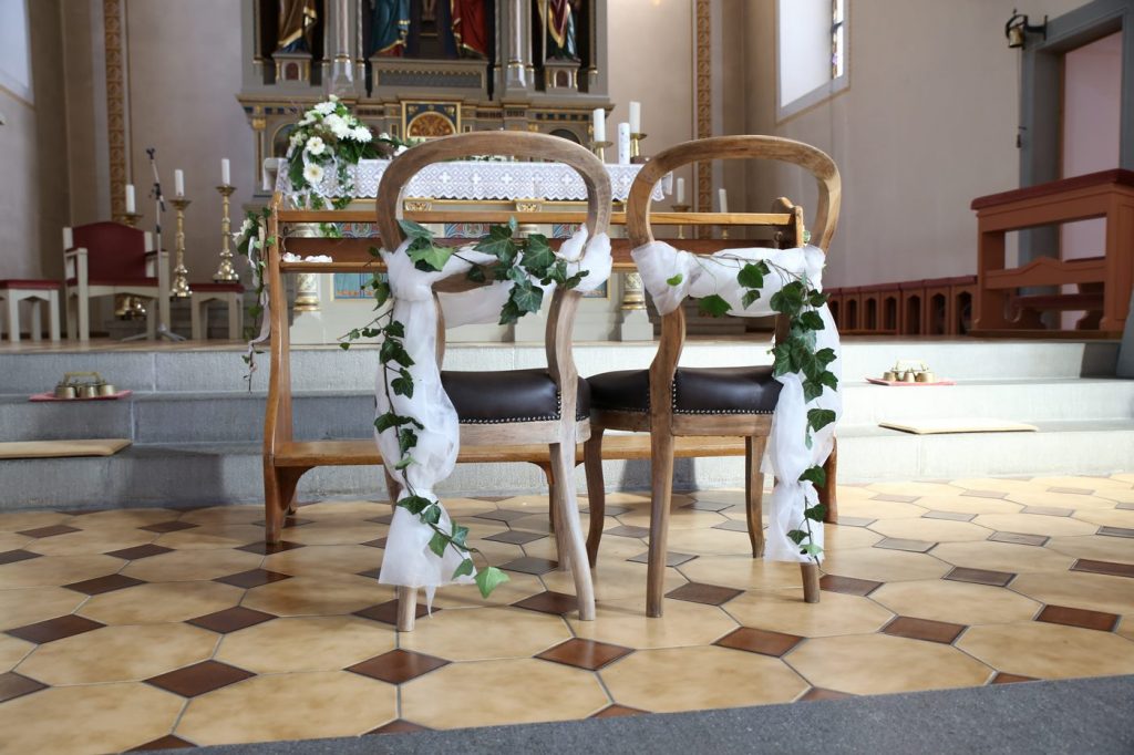 Organza Stoffbänder an den Brautpaar Stühlen in der Kirche