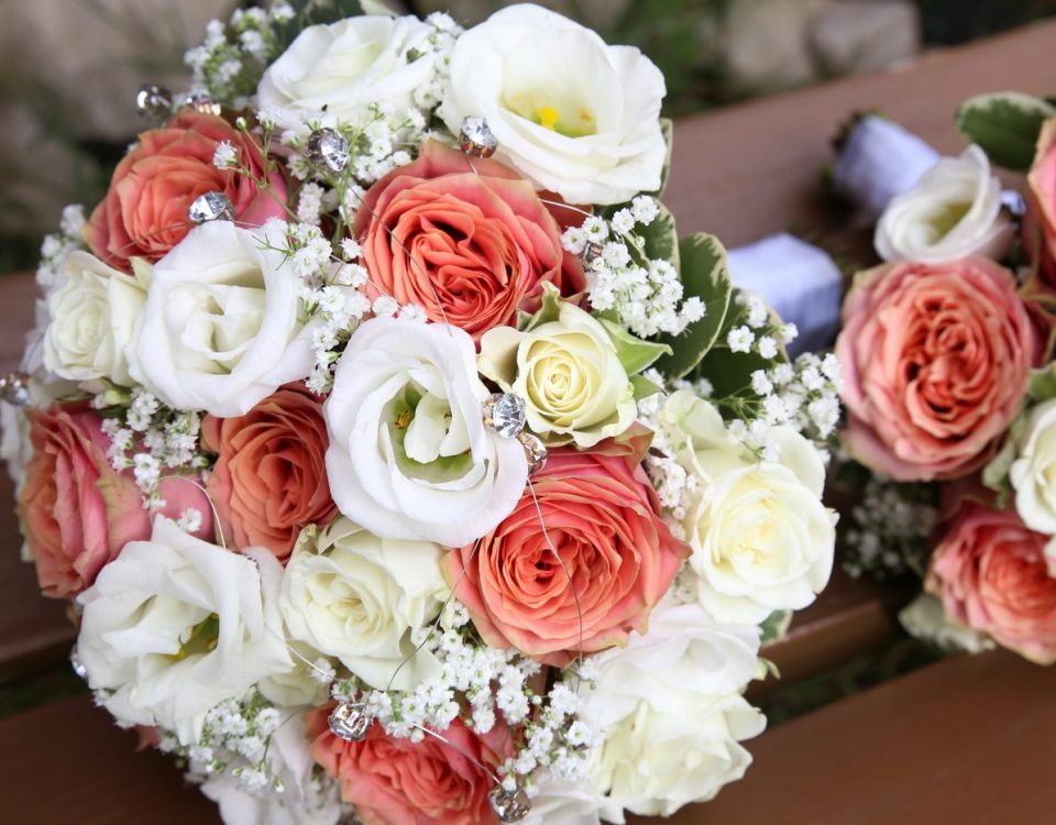 Blumensträuße auf Holzbank mit Diamanten