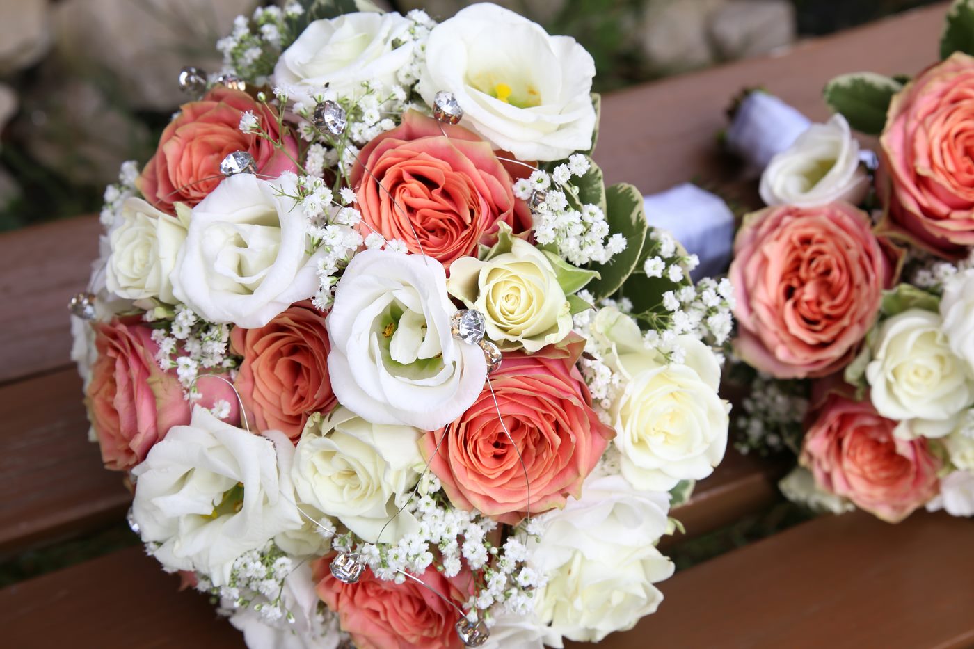 Blumensträuße auf Holzbank mit Diamanten