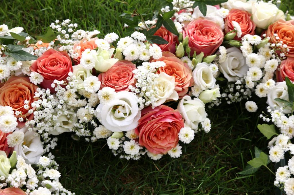 Blumenherz liegend in Wiese als Autoschmuck angeschnitten