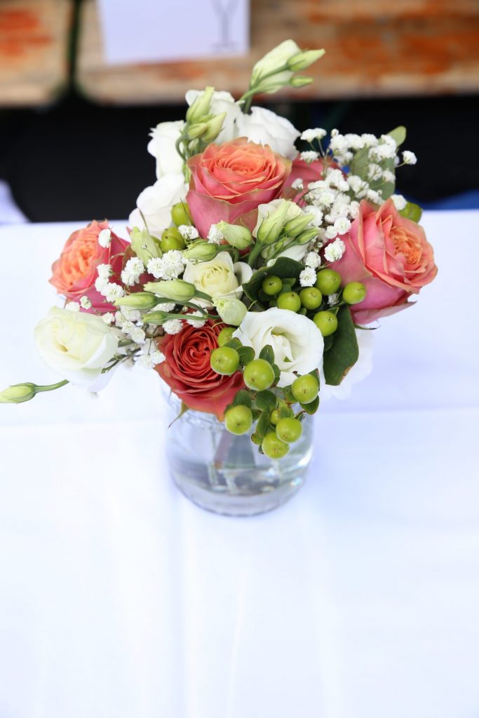 Kleines Blumentischgesteck zur Hochzeit in Vase