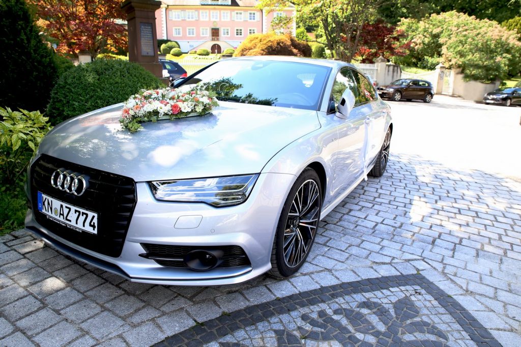 Blumenschmuck in Herzform auf Audi A7 in silber