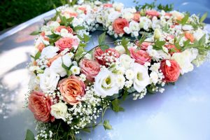 Auto Blumenschmuck in Herzform zur Hochzeit