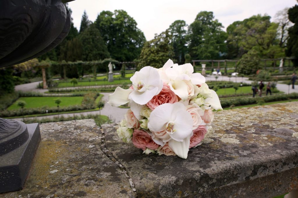 Rosa Blumenstrauß auf Steinmauer