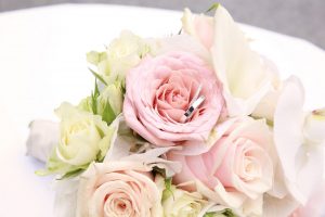 Ehering in Blumenblüte Rosa