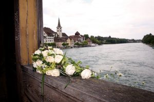 Blumenstrauß in weiß an der Brücke in Diessenhofen