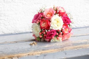 Blumenstrauß mit kräftigen Farben und Eheringen