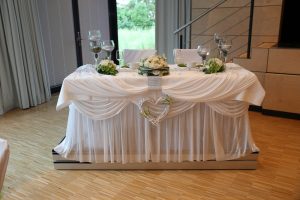 Hochzeitstisch mit Vasen und Blumengestecken