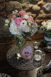 Blumenstrauss mit Rosa und Weißen Blumen an einer Steinwand