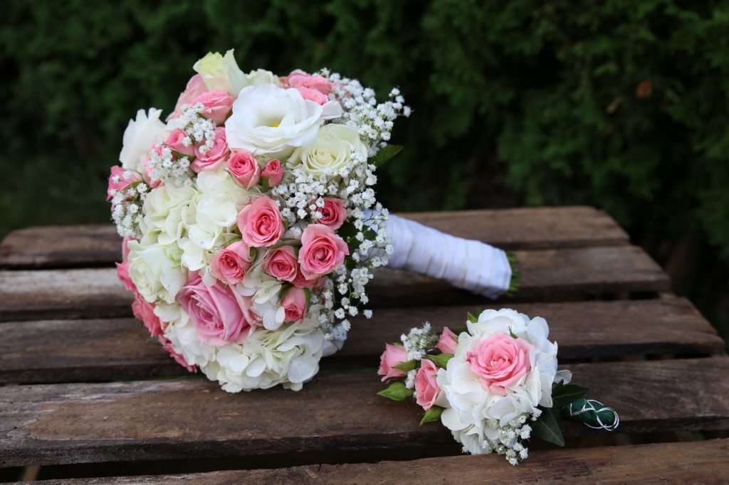 Blumenstrauss und Anstecker mit Rosa Weiße Blumen und Schleierkraut