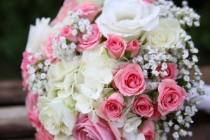 Blumenstrauss Rosa Weiße Blumen mit Schleierkraut