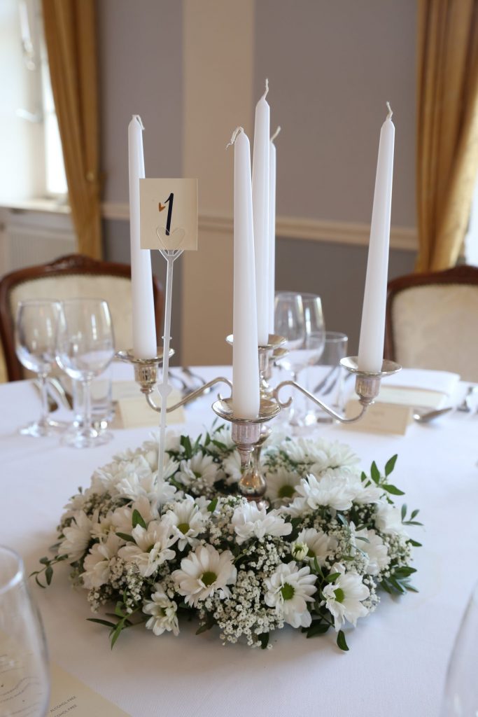 5 armiger Kerzenständer mit weißen Blumenkranz