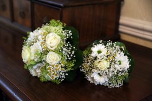 Blumenstrauß zur Hochzeit in der Kirche