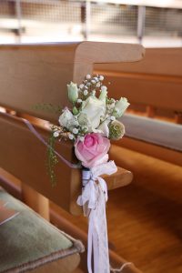 Blumenschmuck an moderner Kirchenbank