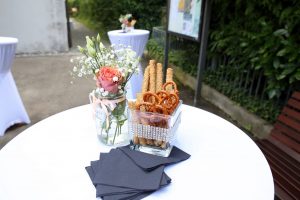 Kleiner Blumenstrauß dekoriert für einen Sektempfang und Knabbergebäck