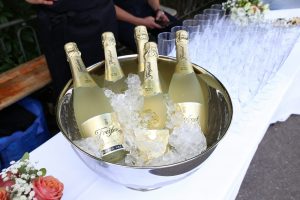gekühlter Sekt im Eis liegend