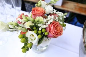Tischgesteck klein mit Blumen und Knospen