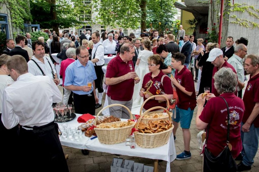 Hochzeitsgesellschaft wir am Sektempfang bedient