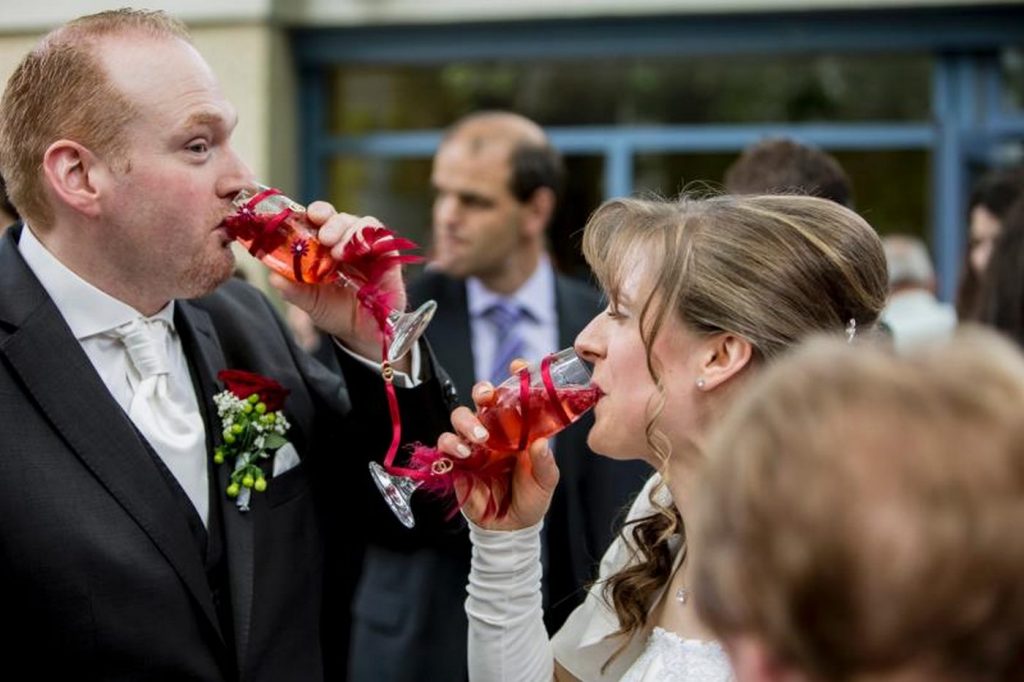 Brautpaar stößt mit Sekt an